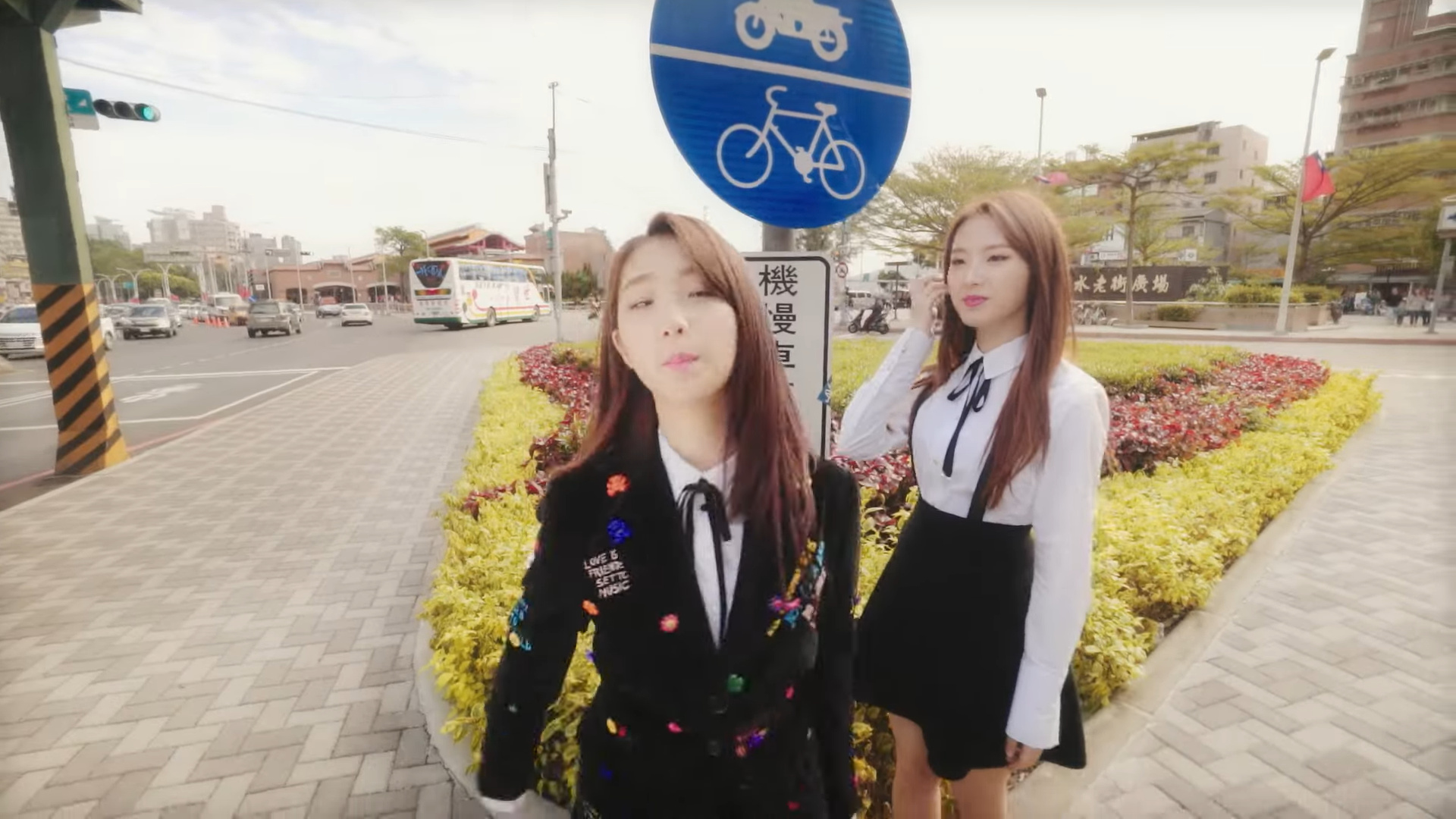 Haseul and Yeojin standing together.